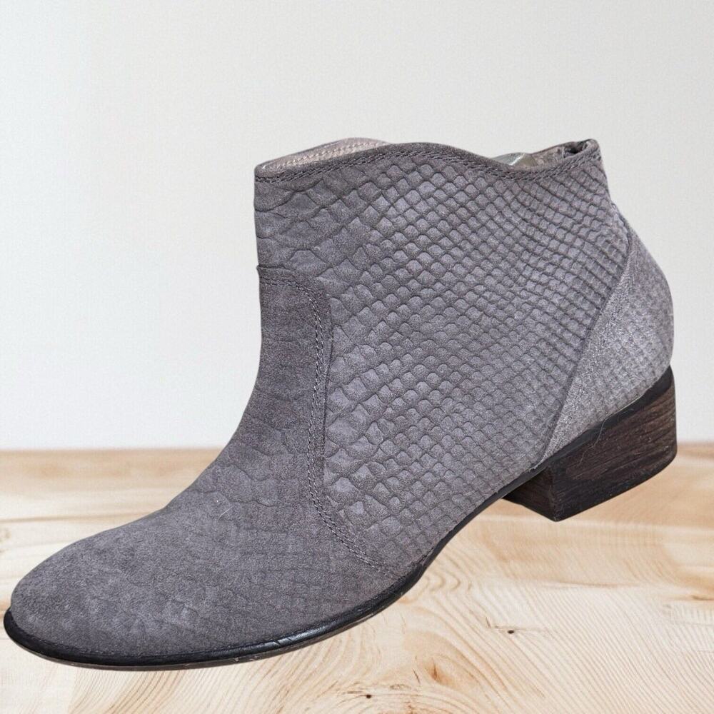 Seychelles Size 8 Womens Gray Textured Suede Zip Ankle Fashion Boots Bootie